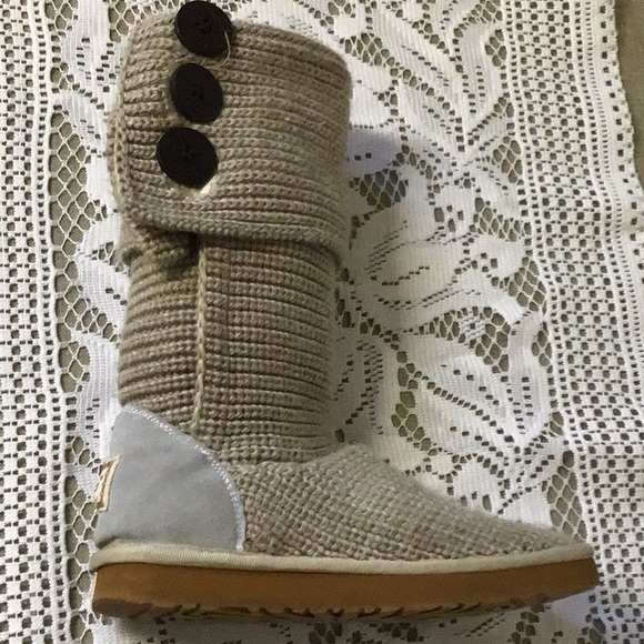 UGG knitted boots with 3 wooden buttons, cream/tan with grey heel - Picture 2 of 16